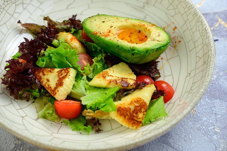 П С сыром халуми и авокадо